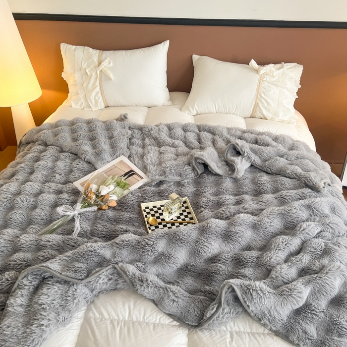 91家纺网 家纺一手货源 找家纺 （总）妖妖家纺 2025新款600克双面大兔毛雕花纯色毛毯