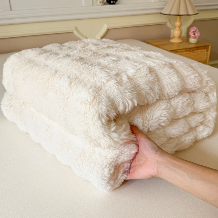 妖妖家纺 2025新款600克双面大兔毛雕花纯色毛毯 奶油白