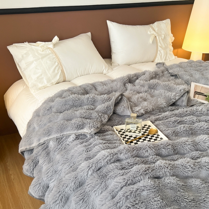 91家纺网 家纺一手货源 找家纺 （总）妖妖家纺 2025新款600克双面大兔毛雕花纯色毛毯