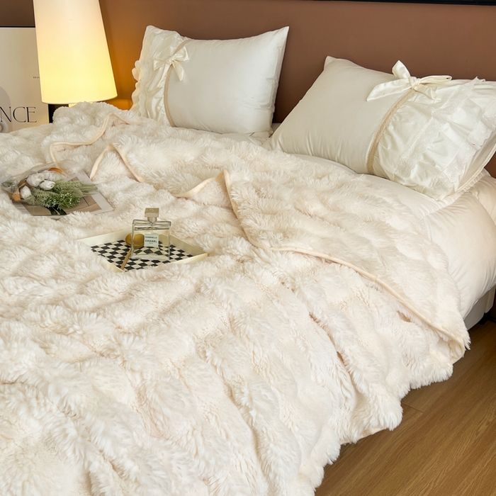 91家纺网 家纺一手货源 找家纺 妖妖家纺 2025新款600克双面大兔毛雕花纯色毛毯 奶油白