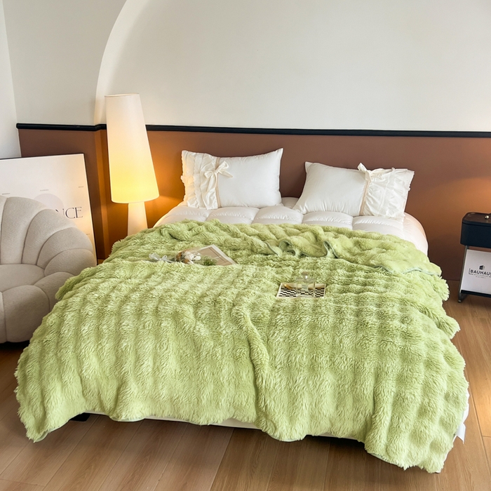 91家纺网 家纺一手货源 找家纺 妖妖家纺 2025新款600克双面大兔毛雕花纯色毛毯 黄阳绿