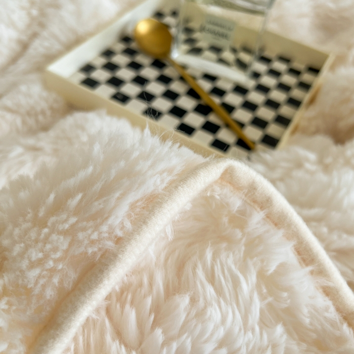 91家纺网 家纺一手货源 找家纺 妖妖家纺 2025新款600克双面大兔毛雕花纯色毛毯 奶油白