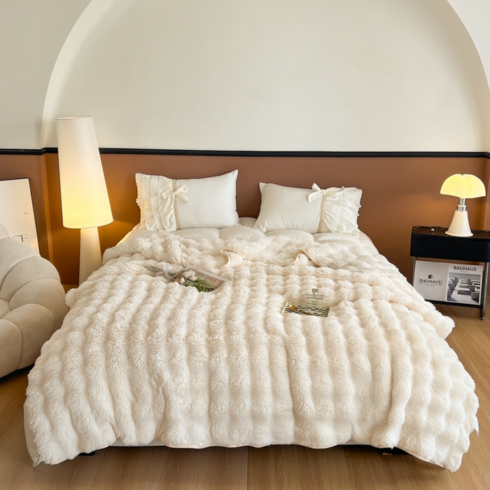 91家纺网 家纺一手货源 找家纺 妖妖家纺 2025新款600克双面大兔毛雕花纯色毛毯 奶油白