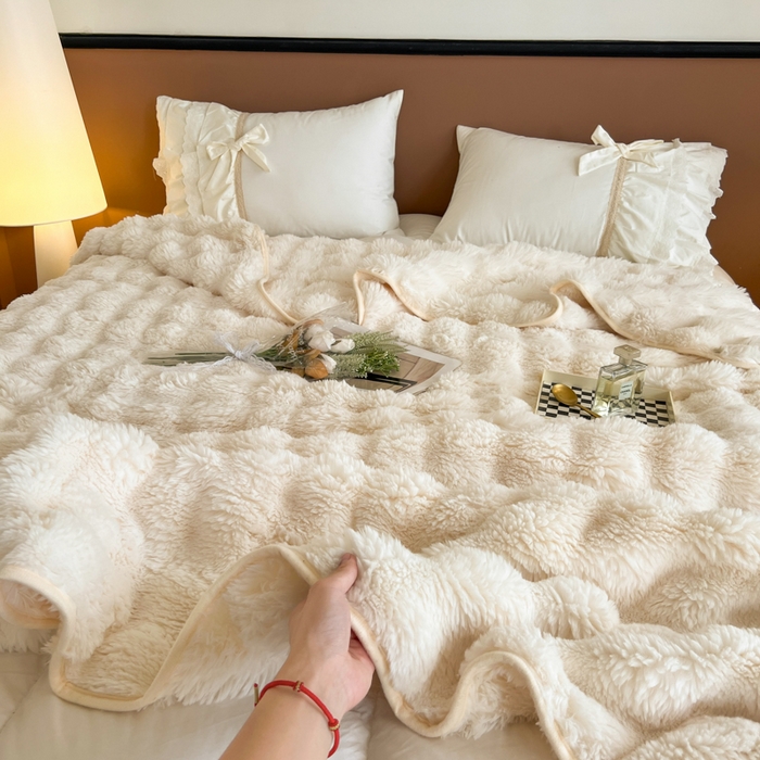 91家纺网 家纺一手货源 找家纺 妖妖家纺 2025新款600克双面大兔毛雕花纯色毛毯 奶油白