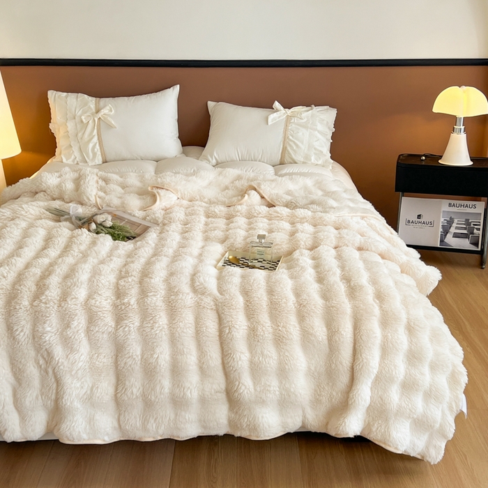 91家纺网 家纺一手货源 找家纺 妖妖家纺 2025新款600克双面大兔毛雕花纯色毛毯 奶油白