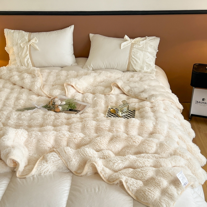 91家纺网 家纺一手货源 找家纺 妖妖家纺 2025新款600克双面大兔毛雕花纯色毛毯 奶油白