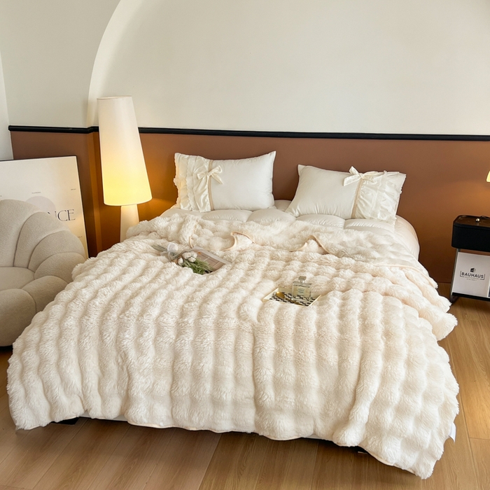 91家纺网 家纺一手货源 找家纺 妖妖家纺 2025新款600克双面大兔毛雕花纯色毛毯 奶油白