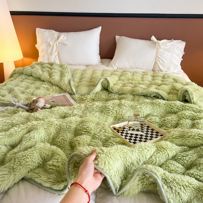 91家纺网 家纺一手货源 找家纺 妖妖家纺 2025新款600克双面大兔毛雕花纯色毛毯 黄阳绿