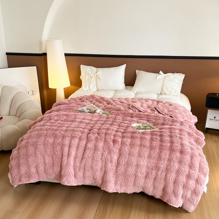 91家纺网 家纺一手货源 找家纺 妖妖家纺 2025新款600克双面大兔毛雕花纯色毛毯 蜜桃粉