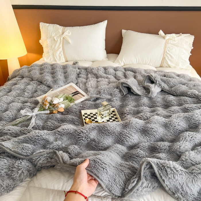 91家纺网 家纺一手货源 找家纺 妖妖家纺 2025新款600克双面大兔毛雕花纯色毛毯 浅影灰