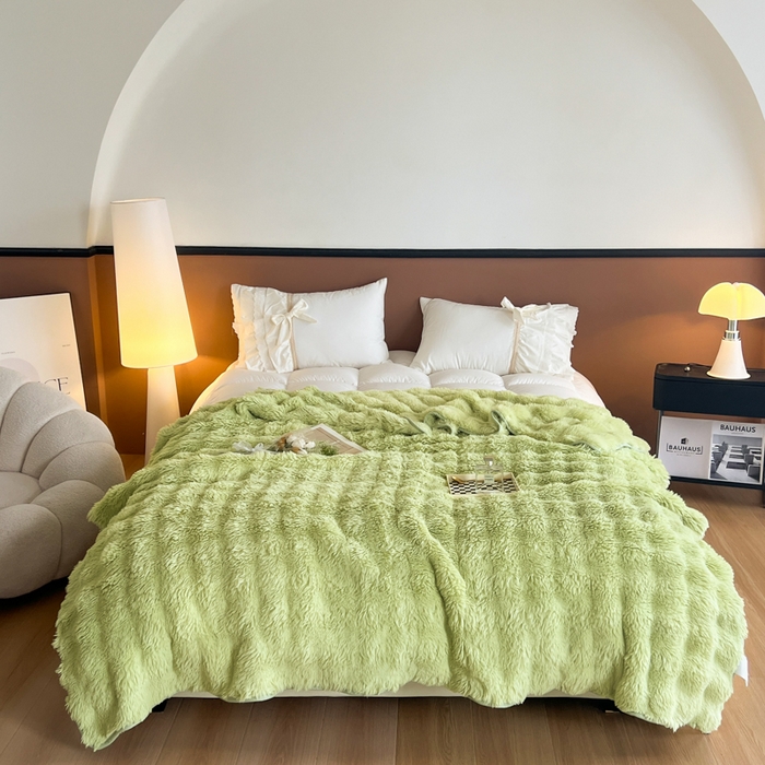 91家纺网 家纺一手货源 找家纺 妖妖家纺 2025新款600克双面大兔毛雕花纯色毛毯 黄阳绿
