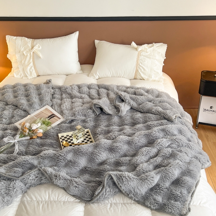 91家纺网 家纺一手货源 找家纺 妖妖家纺 2025新款600克双面大兔毛雕花纯色毛毯 浅影灰