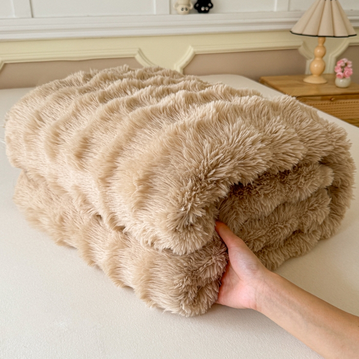 妖妖家纺 2025新款600克双面大兔毛雕花纯色毛毯 奶芙咖