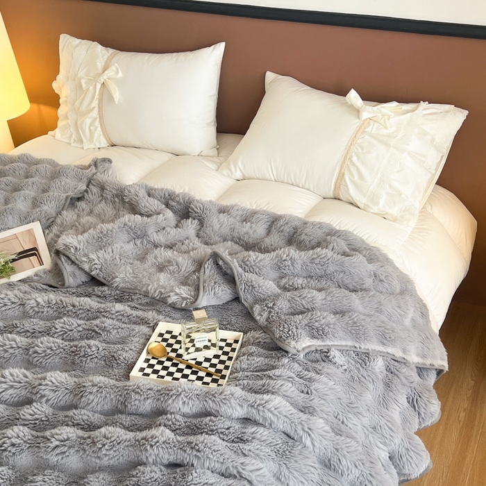 91家纺网 家纺一手货源 找家纺 妖妖家纺 2025新款600克双面大兔毛雕花纯色毛毯 浅影灰