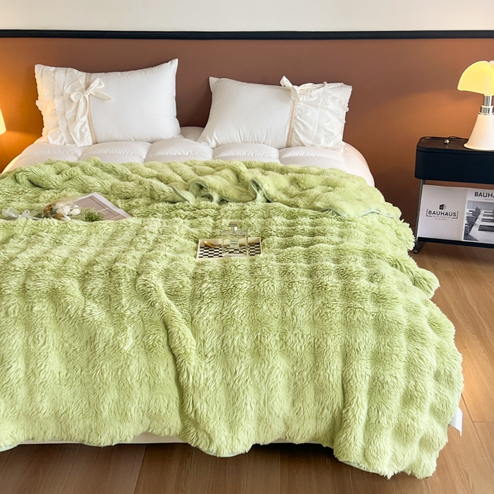 91家纺网 家纺一手货源 找家纺 妖妖家纺 2025新款600克双面大兔毛雕花纯色毛毯 黄阳绿