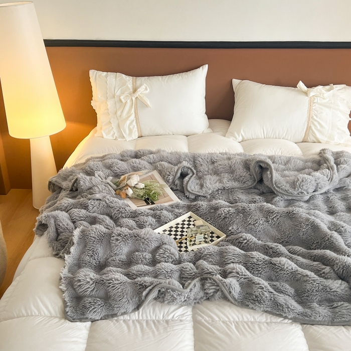 91家纺网 家纺一手货源 找家纺 妖妖家纺 2025新款600克双面大兔毛雕花纯色毛毯 浅影灰
