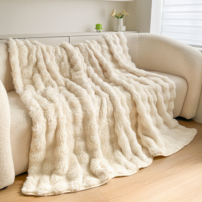 91家纺网 家纺一手货源 找家纺 妖妖家纺 2025新款600克双面大兔毛雕花纯色毛毯 奶油白