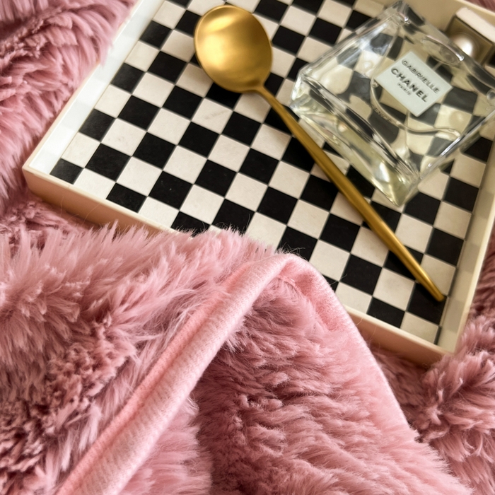 91家纺网 家纺一手货源 找家纺 妖妖家纺 2025新款600克双面大兔毛雕花纯色毛毯 蜜桃粉