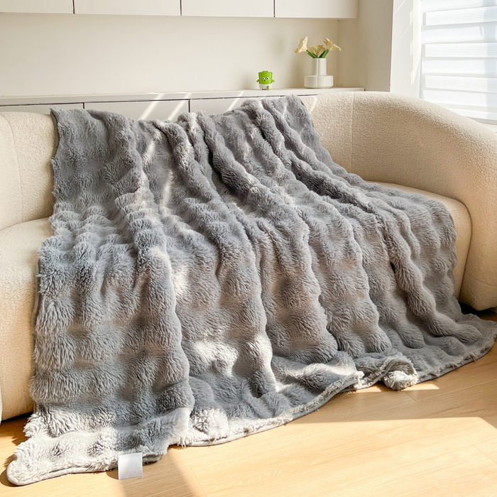 91家纺网 家纺一手货源 找家纺 妖妖家纺 2025新款600克双面大兔毛雕花纯色毛毯 浅影灰