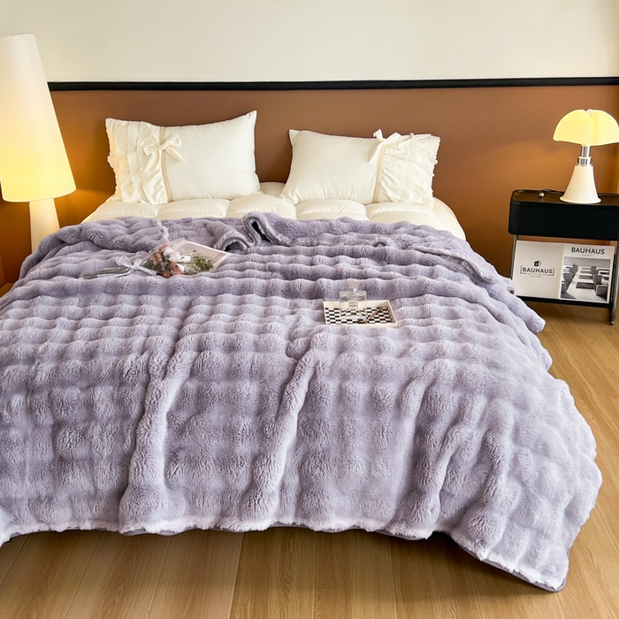 91家纺网 家纺一手货源 找家纺 妖妖家纺 2025新款600克双面大兔毛雕花纯色毛毯 晶糖紫