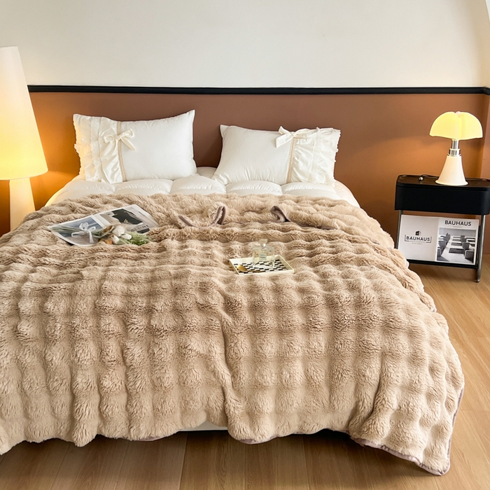 91家纺网 家纺一手货源 找家纺 妖妖家纺 2025新款600克双面大兔毛雕花纯色毛毯 奶芙咖