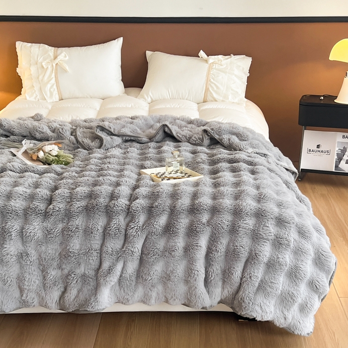 91家纺网 家纺一手货源 找家纺 妖妖家纺 2025新款600克双面大兔毛雕花纯色毛毯 浅影灰