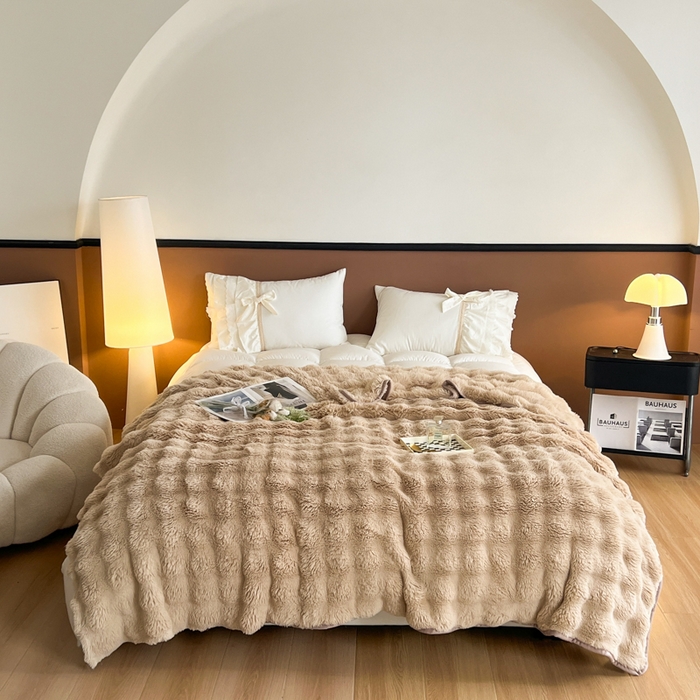 91家纺网 家纺一手货源 找家纺 妖妖家纺 2025新款600克双面大兔毛雕花纯色毛毯 奶芙咖