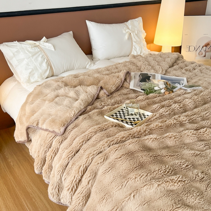 91家纺网 家纺一手货源 找家纺 妖妖家纺 2025新款600克双面大兔毛雕花纯色毛毯 奶芙咖