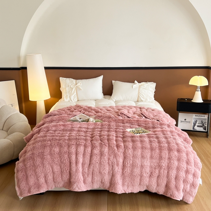 91家纺网 家纺一手货源 找家纺 妖妖家纺 2025新款600克双面大兔毛雕花纯色毛毯 蜜桃粉