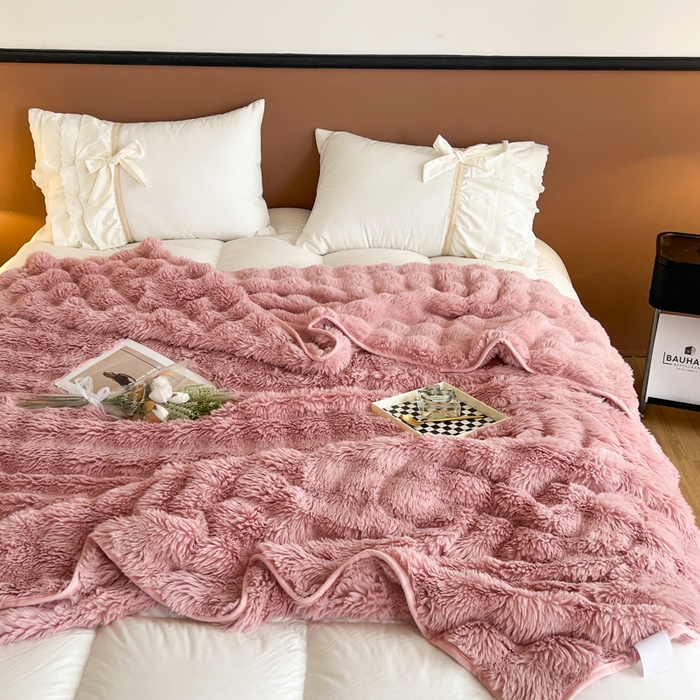 91家纺网 家纺一手货源 找家纺 妖妖家纺 2025新款600克双面大兔毛雕花纯色毛毯 蜜桃粉