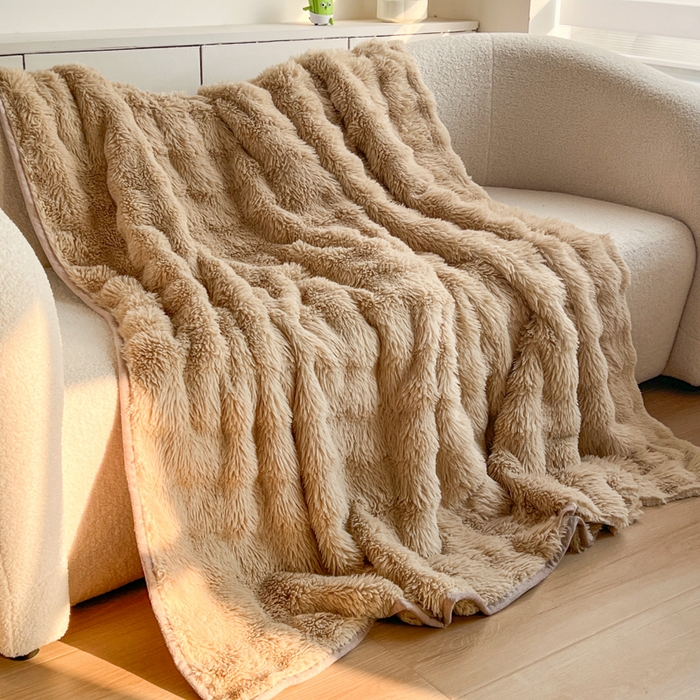 91家纺网 家纺一手货源 找家纺 妖妖家纺 2025新款600克双面大兔毛雕花纯色毛毯 奶芙咖