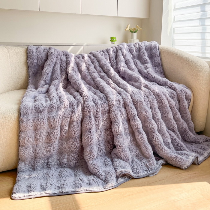 91家纺网 家纺一手货源 找家纺 妖妖家纺 2025新款600克双面大兔毛雕花纯色毛毯 晶糖紫