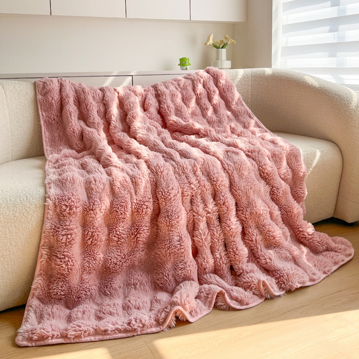 91家纺网 家纺一手货源 找家纺 妖妖家纺 2025新款600克双面大兔毛雕花纯色毛毯 蜜桃粉