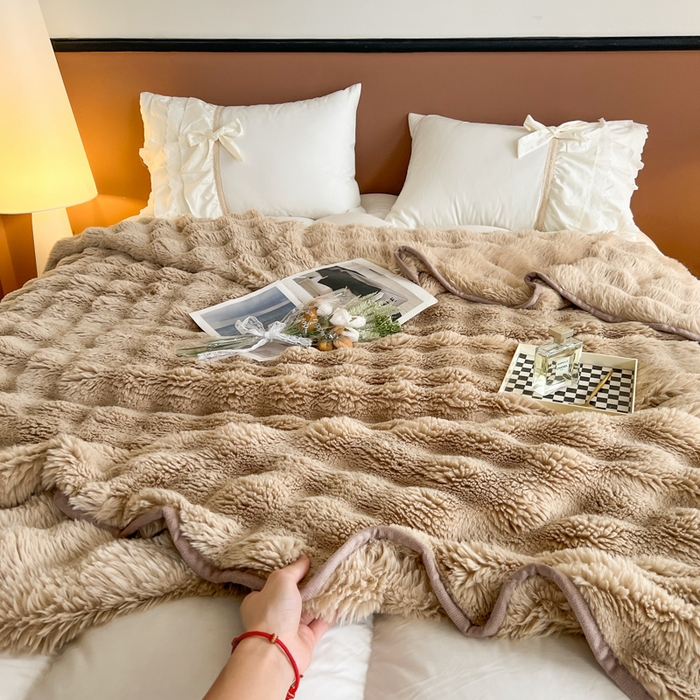 91家纺网 家纺一手货源 找家纺 妖妖家纺 2025新款600克双面大兔毛雕花纯色毛毯 奶芙咖