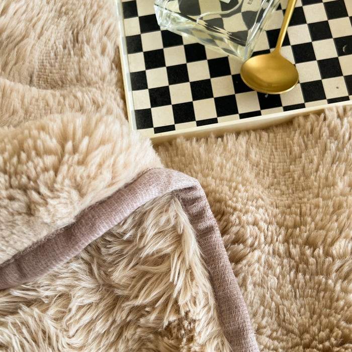 91家纺网 家纺一手货源 找家纺 妖妖家纺 2025新款600克双面大兔毛雕花纯色毛毯 奶芙咖