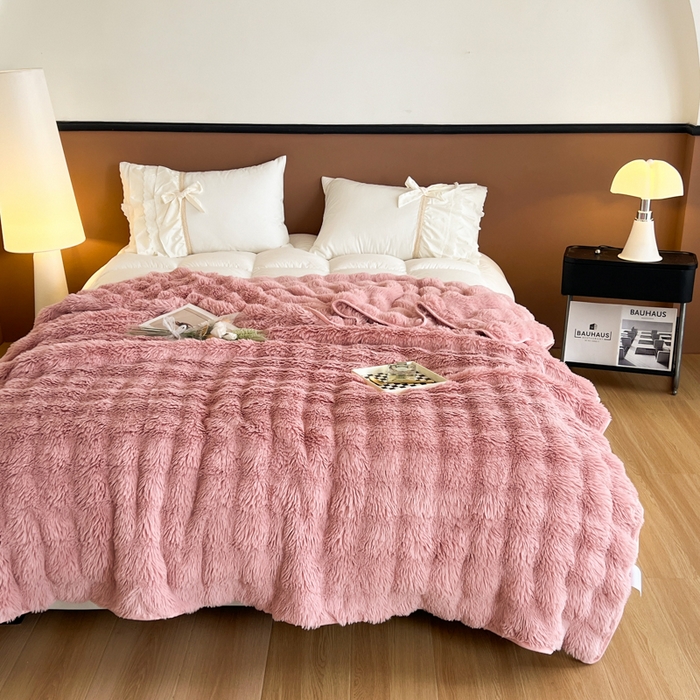 91家纺网 家纺一手货源 找家纺 妖妖家纺 2025新款600克双面大兔毛雕花纯色毛毯 蜜桃粉