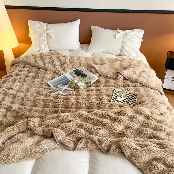 91家纺网 家纺一手货源 找家纺 妖妖家纺 2025新款600克双面大兔毛雕花纯色毛毯 奶芙咖