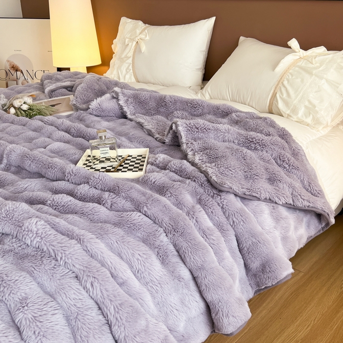 91家纺网 家纺一手货源 找家纺 妖妖家纺 2025新款600克双面大兔毛雕花纯色毛毯 晶糖紫