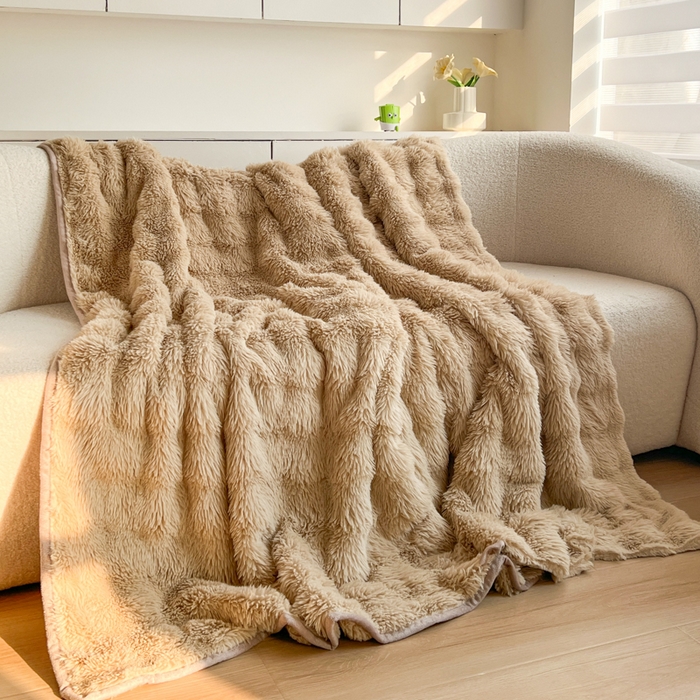 91家纺网 家纺一手货源 找家纺 妖妖家纺 2025新款600克双面大兔毛雕花纯色毛毯 奶芙咖