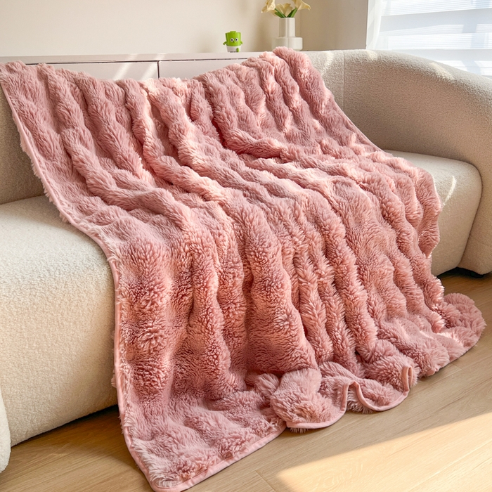 91家纺网 家纺一手货源 找家纺 妖妖家纺 2025新款600克双面大兔毛雕花纯色毛毯 蜜桃粉