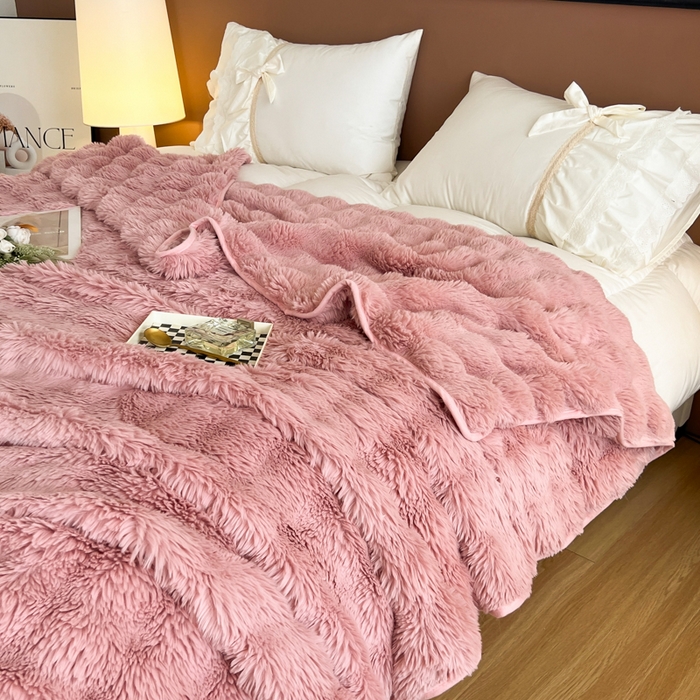 91家纺网 家纺一手货源 找家纺 妖妖家纺 2025新款600克双面大兔毛雕花纯色毛毯 蜜桃粉