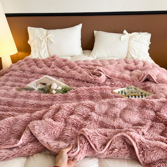 91家纺网 家纺一手货源 找家纺 妖妖家纺 2025新款600克双面大兔毛雕花纯色毛毯 蜜桃粉