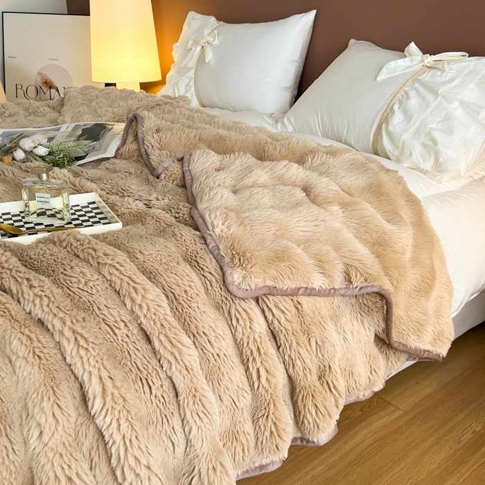 91家纺网 家纺一手货源 找家纺 妖妖家纺 2025新款600克双面大兔毛雕花纯色毛毯 奶芙咖