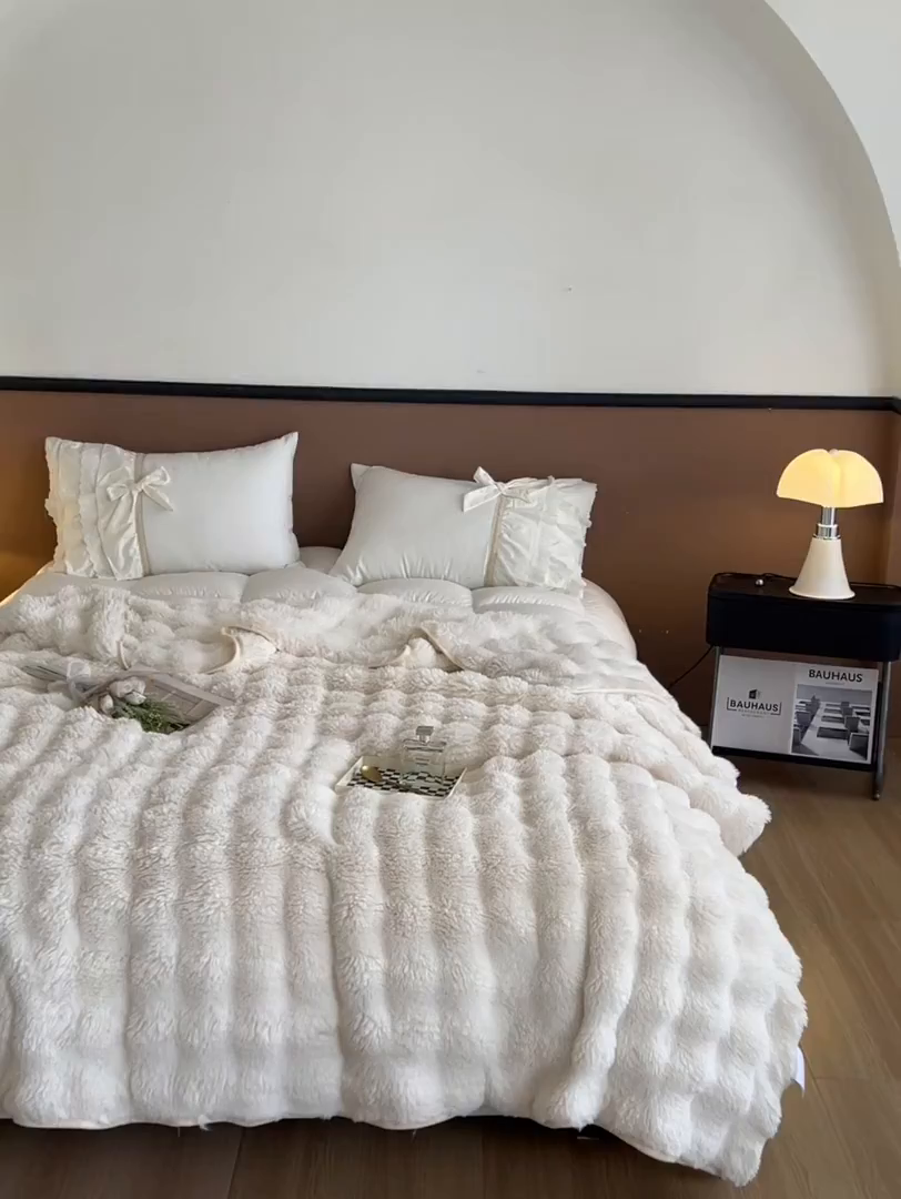 91家纺网 家纺一手货源 找家纺 妖妖家纺 2025新款600克双面大兔毛雕花纯色毛毯 奶油白