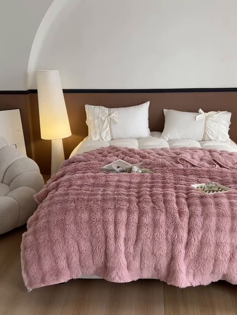 91家纺网 家纺一手货源 找家纺 妖妖家纺 2025新款600克双面大兔毛雕花纯色毛毯 蜜桃粉