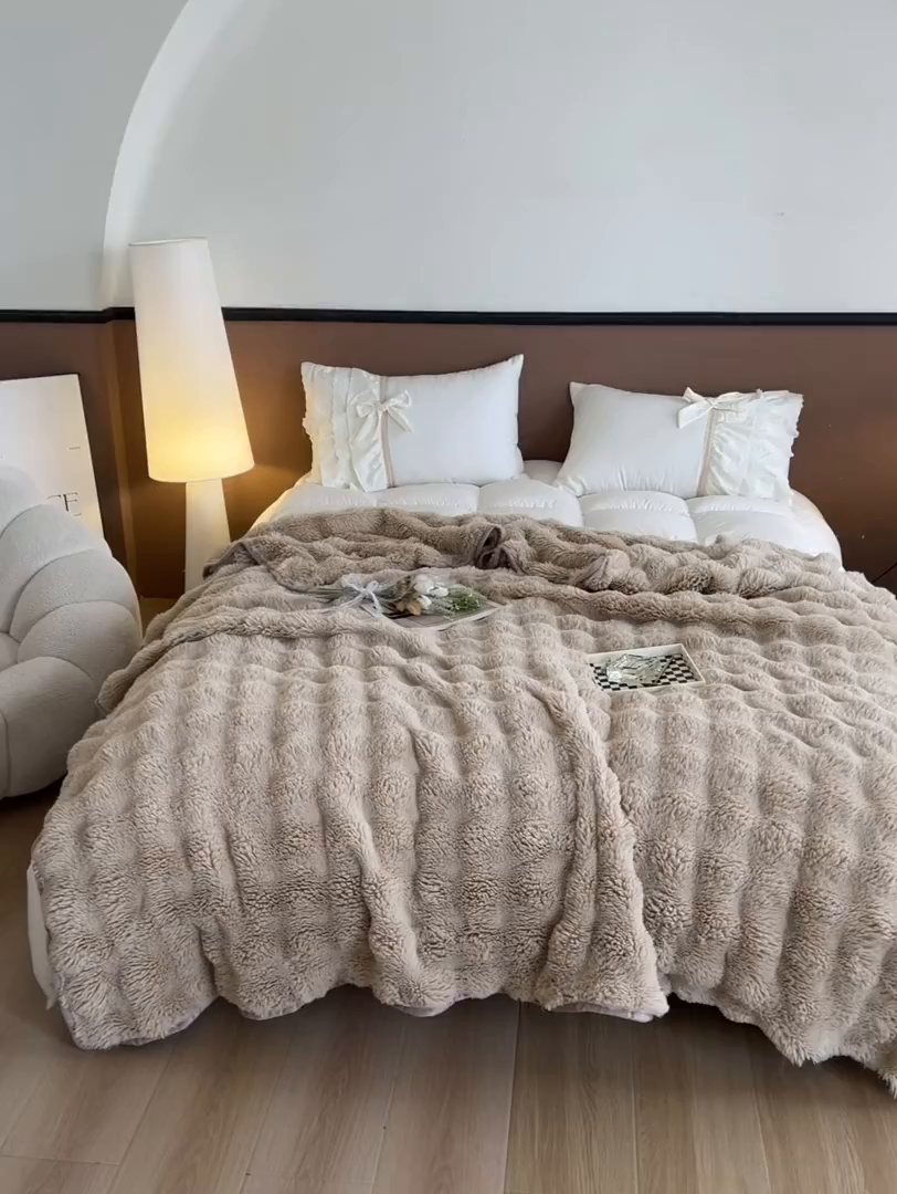 91家纺网 家纺一手货源 找家纺 妖妖家纺 2025新款600克双面大兔毛雕花纯色毛毯 奶芙咖