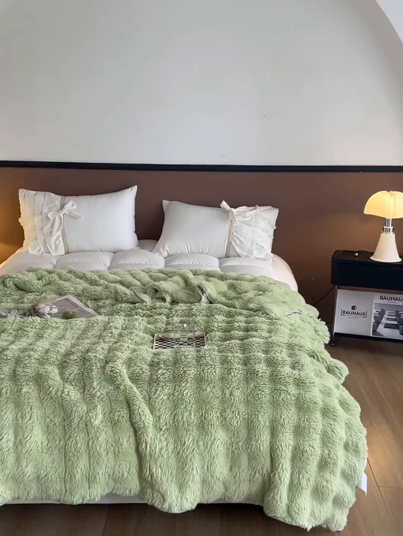 91家纺网 家纺一手货源 找家纺 妖妖家纺 2025新款600克双面大兔毛雕花纯色毛毯 黄阳绿