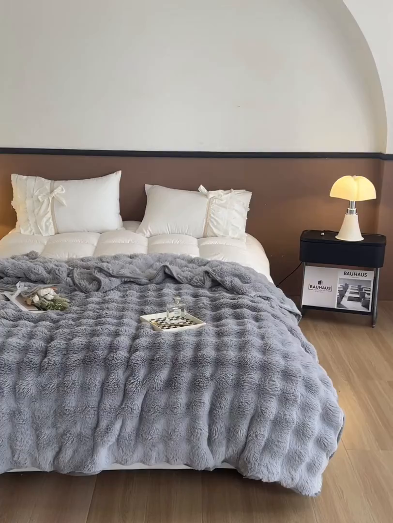 91家纺网 家纺一手货源 找家纺 妖妖家纺 2025新款600克双面大兔毛雕花纯色毛毯 浅影灰