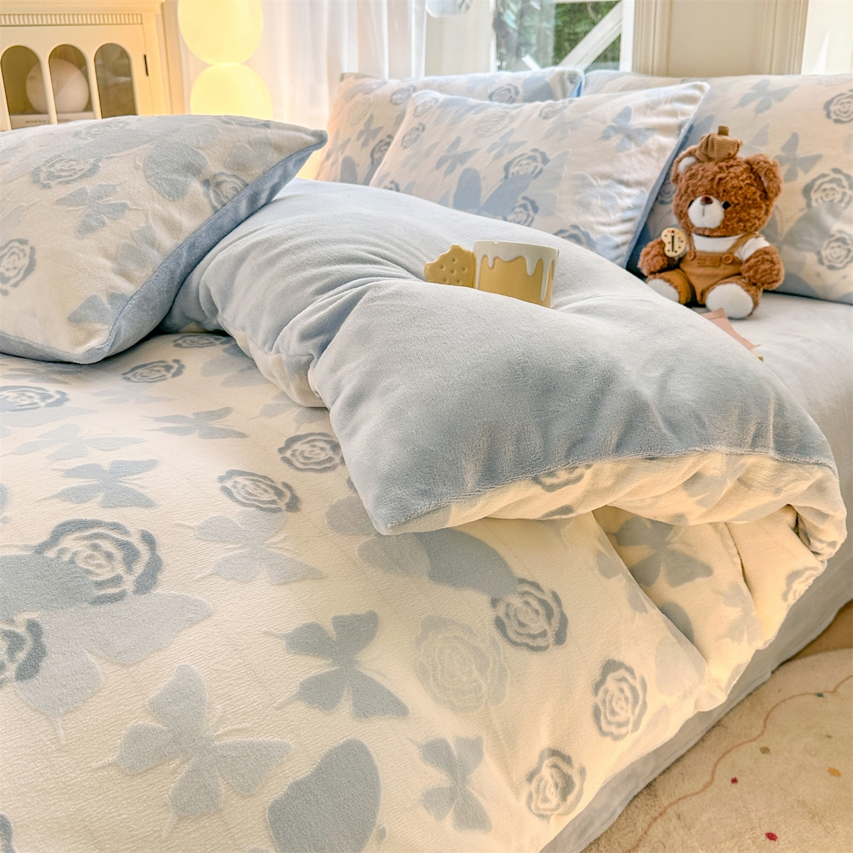 91家纺网 家纺一手货源 找家纺 灰鲸 2025新款立体雕花牛奶绒四件套 蝶花-蓝