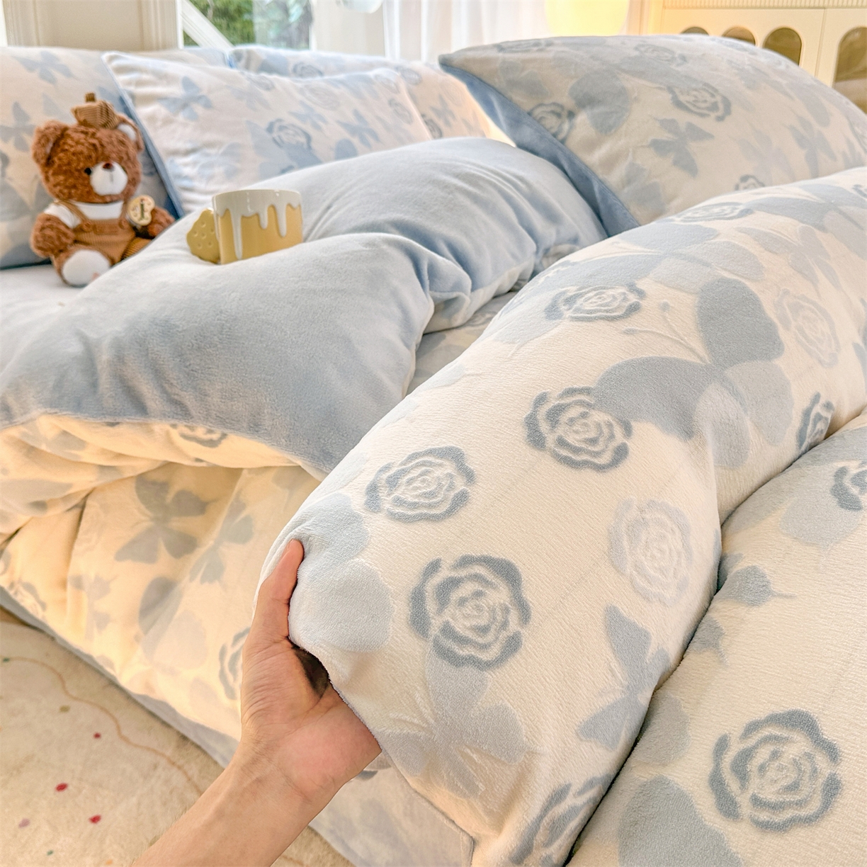 91家纺网 家纺一手货源 找家纺 灰鲸 2025新款立体雕花牛奶绒四件套 蝶花-蓝